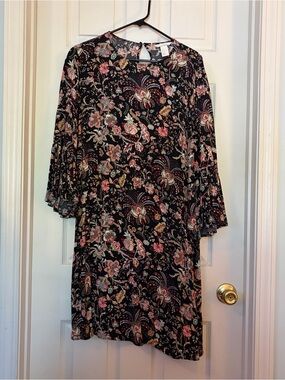H&M Floral Bell-Sleeve Shift Dress in Black and Various Colors - SZ 12